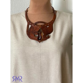 Kaklo papuošalas iš natūralios augalinio raugo odos ir gintaro