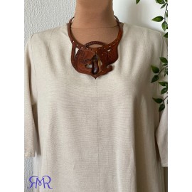 Kaklo papuošalas iš natūralios augalinio raugo odos ir gintaro