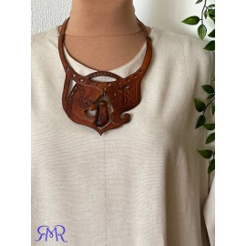 Kaklo papuošalas iš natūralios augalinio raugo odos ir gintaro
