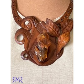 Kaklo papuošalas "Gintaro gimimas" iš natūralios augalinio raugo odos ir gintaro