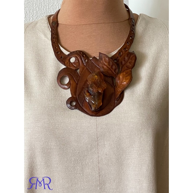 Kaklo papuošalas "Gintaro gimimas" iš natūralios augalinio raugo odos ir gintaro