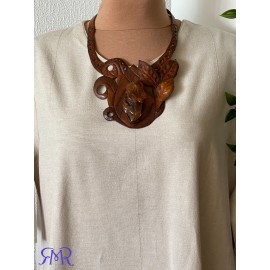 Kaklo papuošalas "Gintaro gimimas" iš natūralios augalinio raugo odos ir gintaro