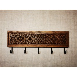 Tautiniais motyvais puošta ąžuolinė rūbų kabykla ETNO 