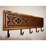 Tautiniais motyvais puošta ąžuolinė rūbų kabykla ETNO 