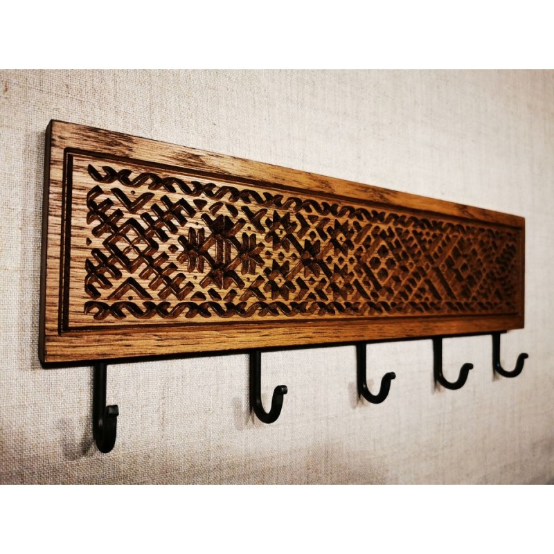 Tautiniais motyvais puošta ąžuolinė rūbų kabykla ETNO 