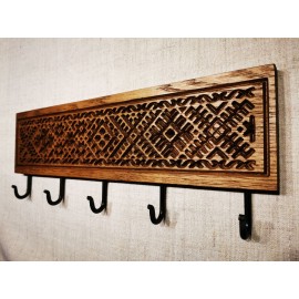 Tautiniais motyvais puošta ąžuolinė rūbų kabykla ETNO 