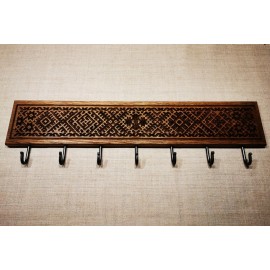 Tautiniais motyvais puošta ąžuolinė rūbų kabykla ETNO 