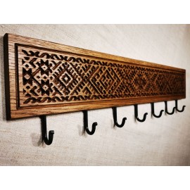 Tautiniais motyvais puošta ąžuolinė rūbų kabykla ETNO 