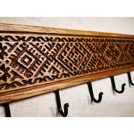 Tautiniais motyvais puošta ąžuolinė rūbų kabykla ETNO 