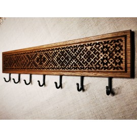 Tautiniais motyvais puošta ąžuolinė rūbų kabykla ETNO 