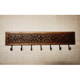 Tautiniais motyvais puošta ąžuolinė rūbų kabykla ETNO 