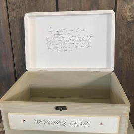   Dėžė su autoriniu piešiniu ir žodžiais "ANGELAS SU GARBANOMIS..."
