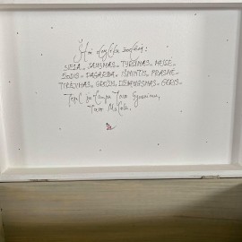   Dėžė su autoriniu piešiniu ir žodžiais "ANGELAS ANT ŽIEDŲ..."