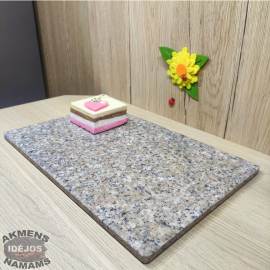 Akmeninė pjaustymo lentelė. Šviesiai rudas granitas