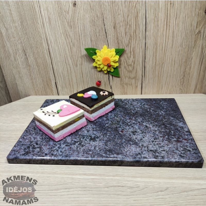 Akmeninė pjaustymo lentelė. Violetinio atspalvio granitas
