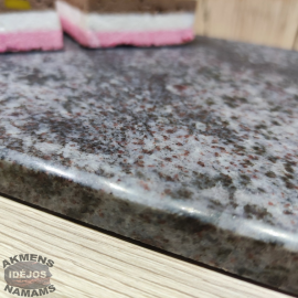 Akmeninė pjaustymo lentelė. Violetinio atspalvio granitas