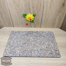 Akmeninė pjaustymo lentelė. Šviesiai rudas granitas