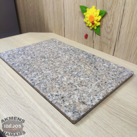 Akmeninė pjaustymo lentelė. Šviesiai rudas granitas