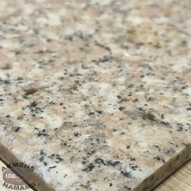 Akmeninė pjaustymo lentelė. Šviesiai rudas granitas