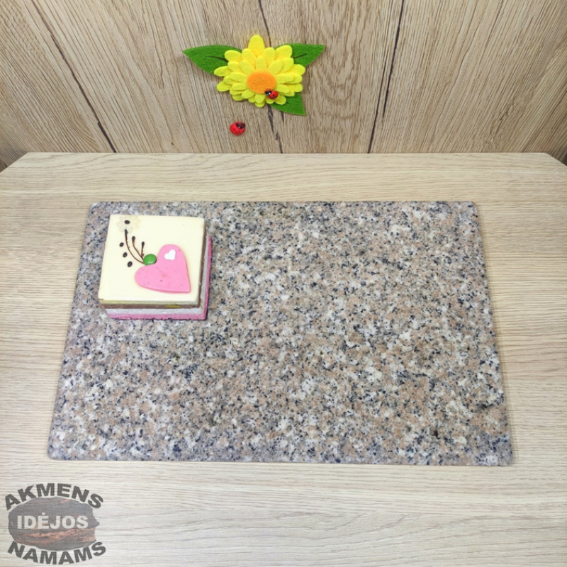 Akmeninė pjaustymo lentelė. Šviesiai rudas granitas