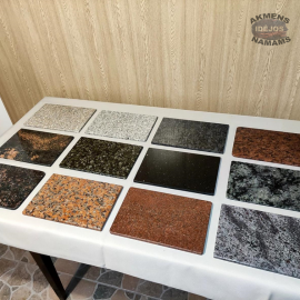 Akmeninė pjaustymo lentelė. Šviesiai rudas granitas