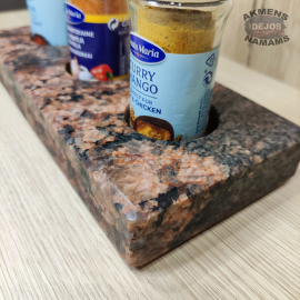 Akmeninis prieskonių laikiklis. Iš rudo granito