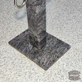 Puodukų laikilis iš granito