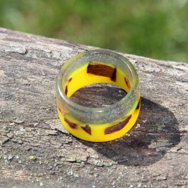 Geltonas dervos žiedas su medžio gabaliukais