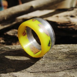 Geltonas dervos žiedas su medžio gabaliukais