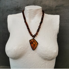 Briaunuoto gintaro karoliai su pakabuku