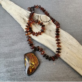 Briaunuoto gintaro karoliai su pakabuku