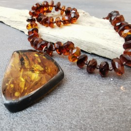 Briaunuoto gintaro karoliai su pakabuku