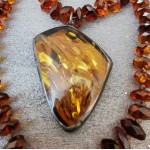 Briaunuoto gintaro karoliai su pakabuku