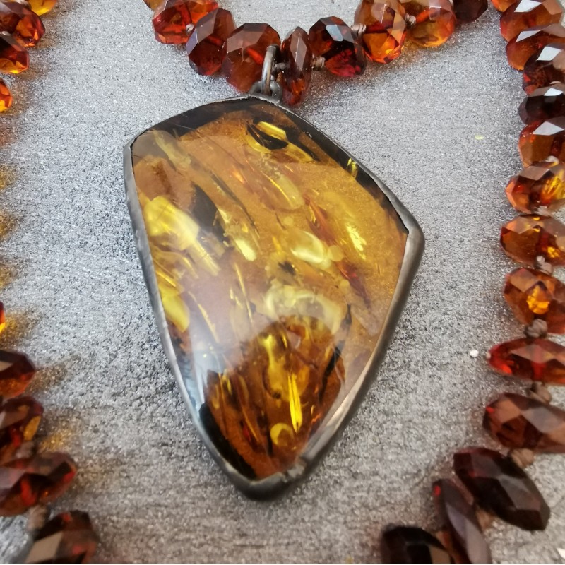 Briaunuoto gintaro karoliai su pakabuku