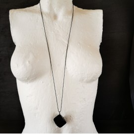 Pakabukas iš juodo presuoto gintaro