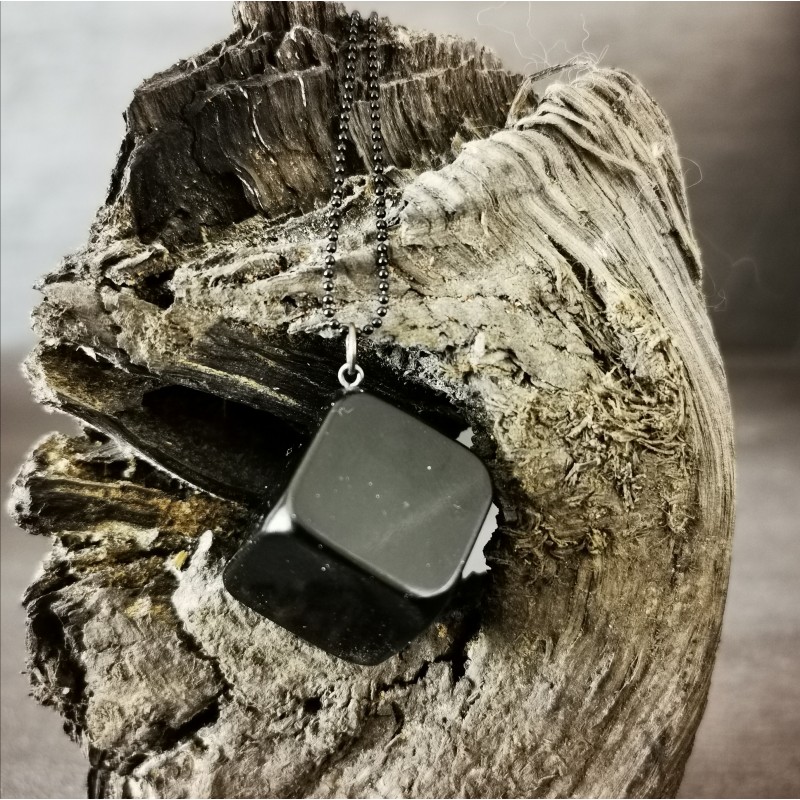 Pakabukas iš juodo presuoto gintaro