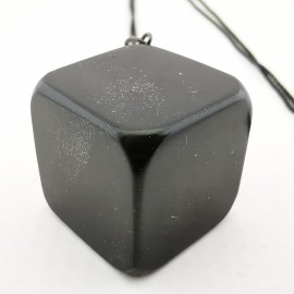 Pakabukas iš juodo presuoto gintaro