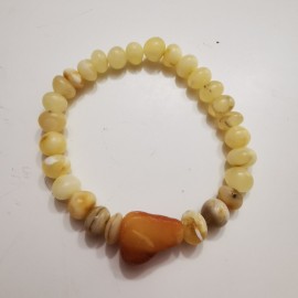 Geltono gintaro apyrankė su jūriniu gintariuku. 