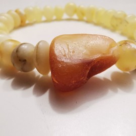 Geltono gintaro apyrankė su jūriniu gintariuku. 