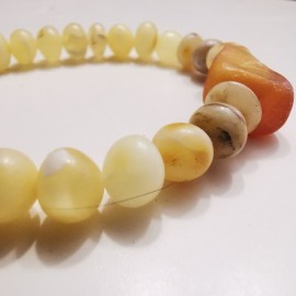 Geltono gintaro apyrankė su jūriniu gintariuku. 