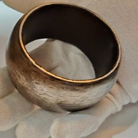 Bronzinė apyrankė su juoda patina