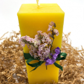 Stačiakampė žvakė puošta gėlėmis