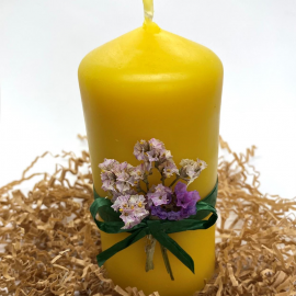 Didelė cilindrinė žvakė puošta gėlėmis