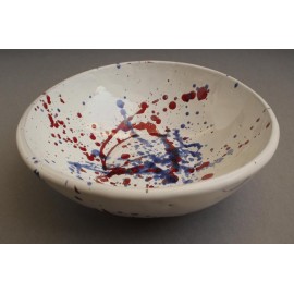 Rankų darbo keraminis dubuo, padengtas raudonos, mėlynos ir baltos spalvos glazūra.