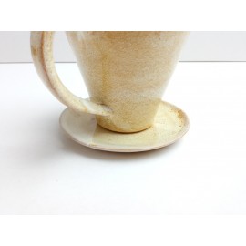 Rankų darbo gintaro ruko spalvos keraminis puodelis bei lėkštutė