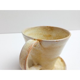 Rankų darbo gintaro ruko spalvos keraminis puodelis bei lėkštutė