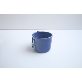 Rankų darbo mėlinos spalvos keraminis puodelis su margu kiškio ar triušio veiduku