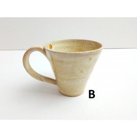 Rankų darbo gintaro ruko spalvos keraminis puodelis bei lėkštutė