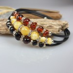 Apyrankė gintarinė rakų darbo papuošalas