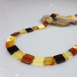 Baltijos gintaro karoliai margi. Kaklo papupšalas. Gintariniai karoliai.